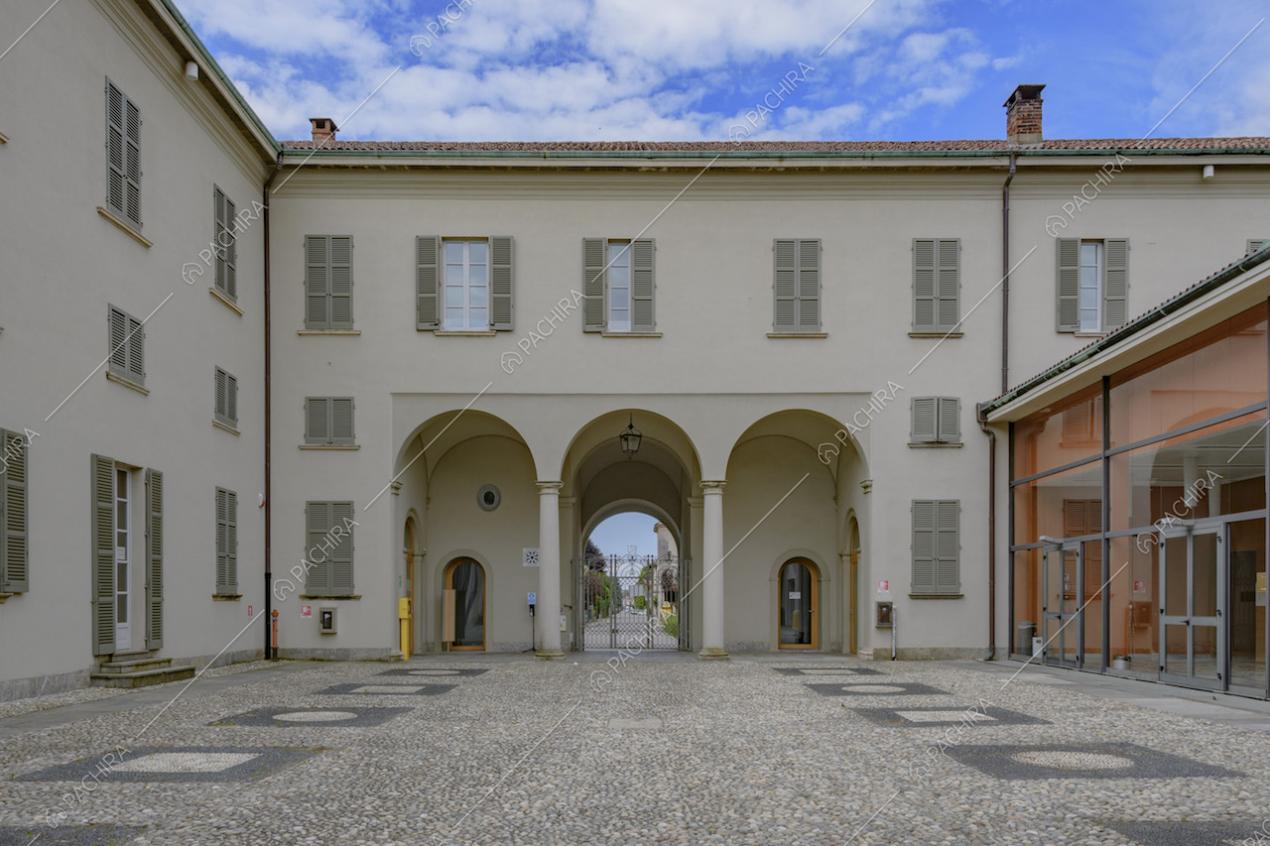Dimora storica con cortile al centro e portico