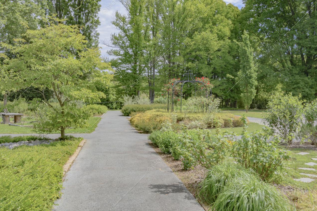 Giardino e chiosco in ferro con fiori