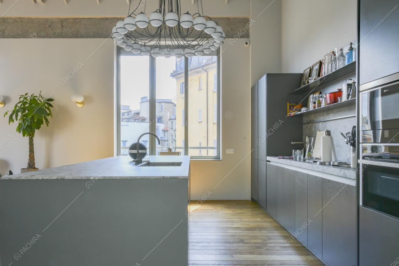 Cucina a isola e pavimento in parquet