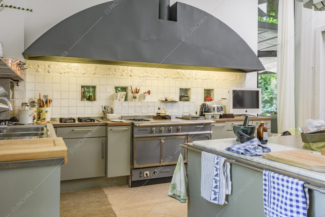 Cucina color grigio con grande cappa 