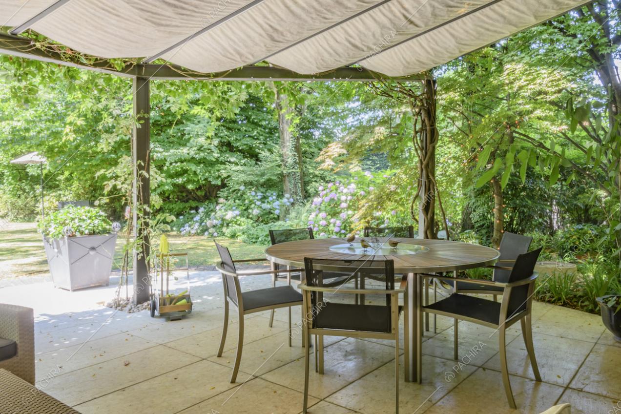 Tavolo da pranzo rotondo con sedie nel patio