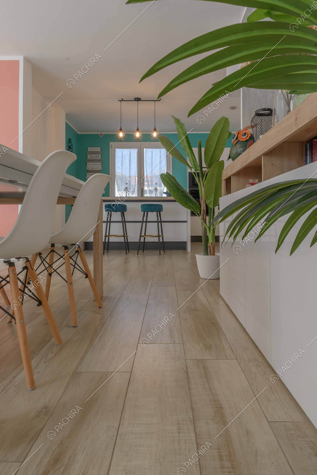 Pavimento in parquet nell'open space della Location Sabal con tavolo da pranzo