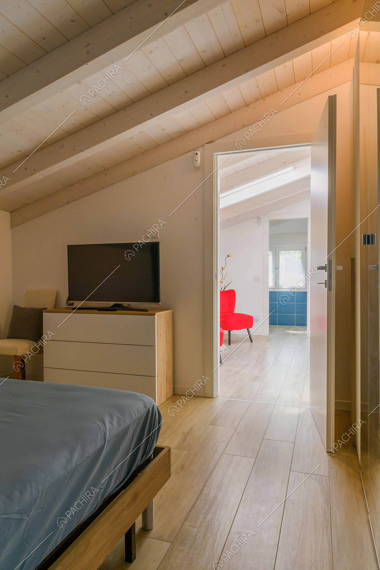 Dal letto matrimoniale della camera vista sull'atrio con poltrone rosse