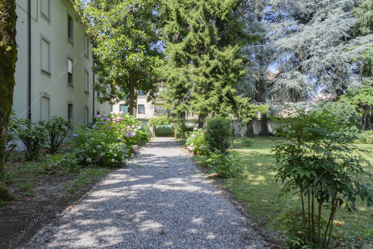 Vialetto in ghiaia della dimora storica