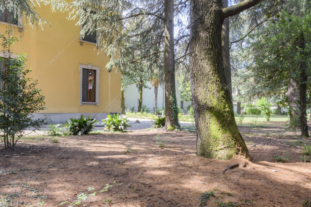 Giardino della location con vista sugli esterni gialli