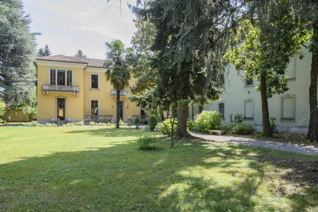Giardino con vista sulla dimora storica gialla e sulla villa bianca