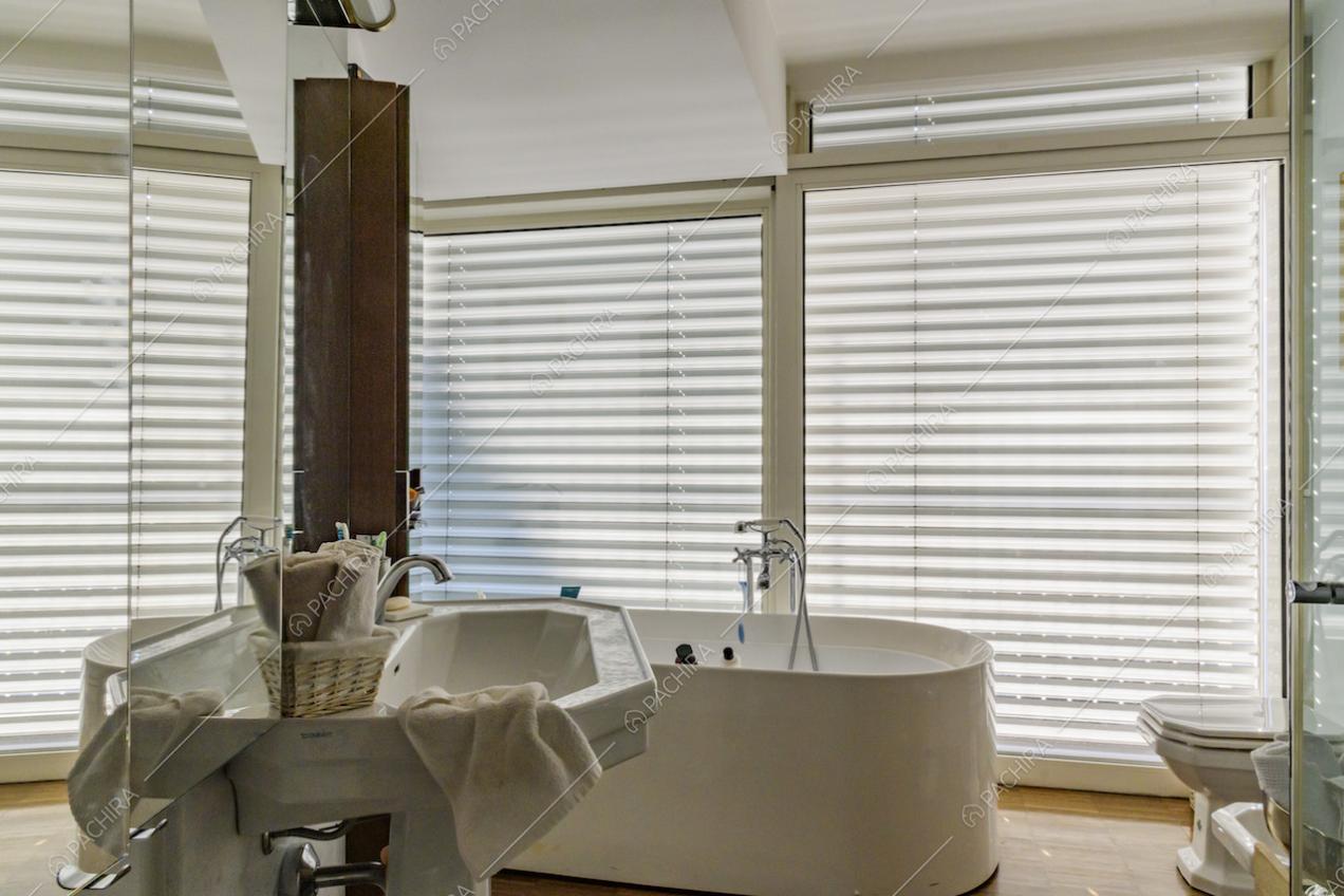 Vasca da bagno, lavandino e grandi vetrate