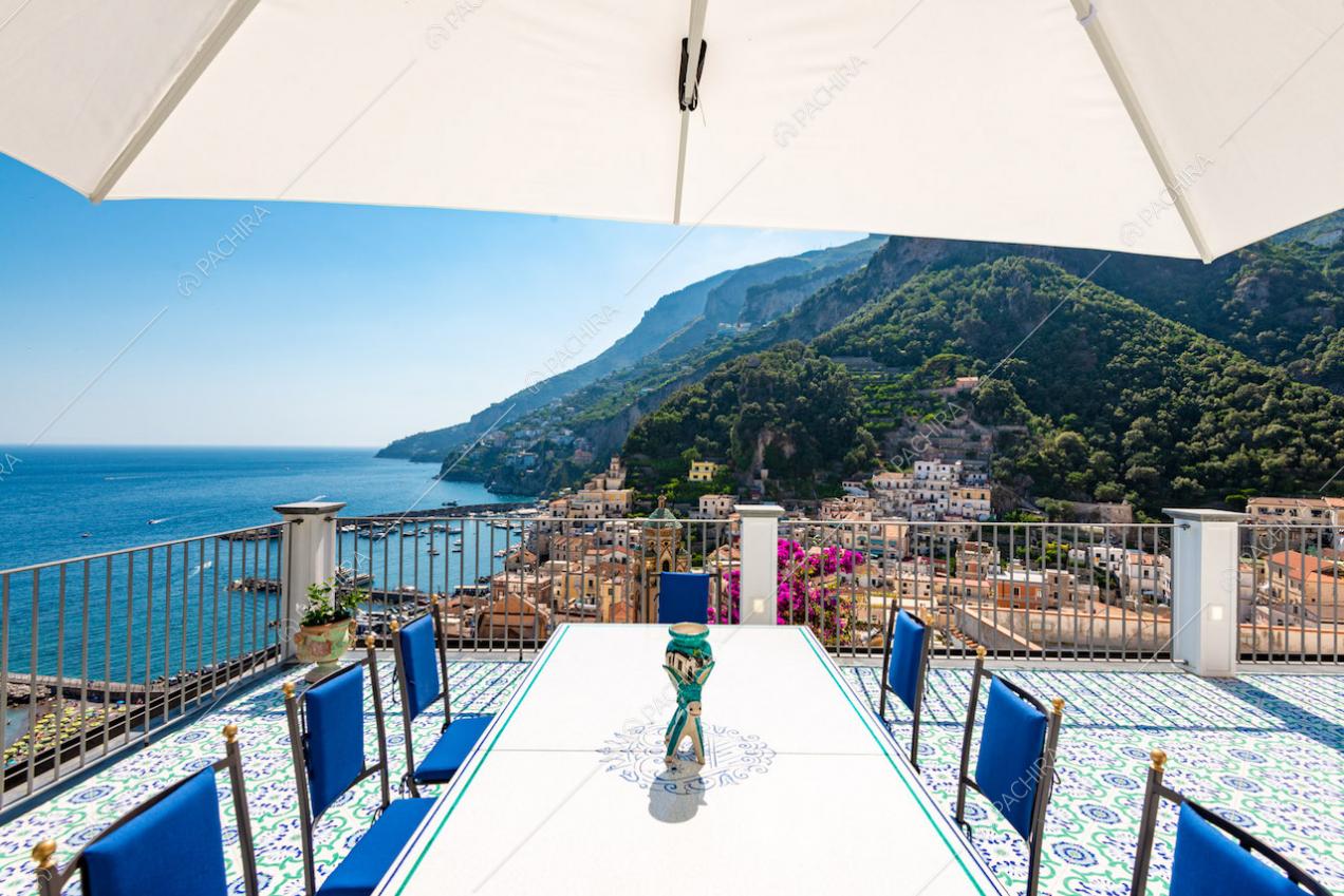 Tavolo da pranzo sulla grande terrazza a strapiombo sul mare