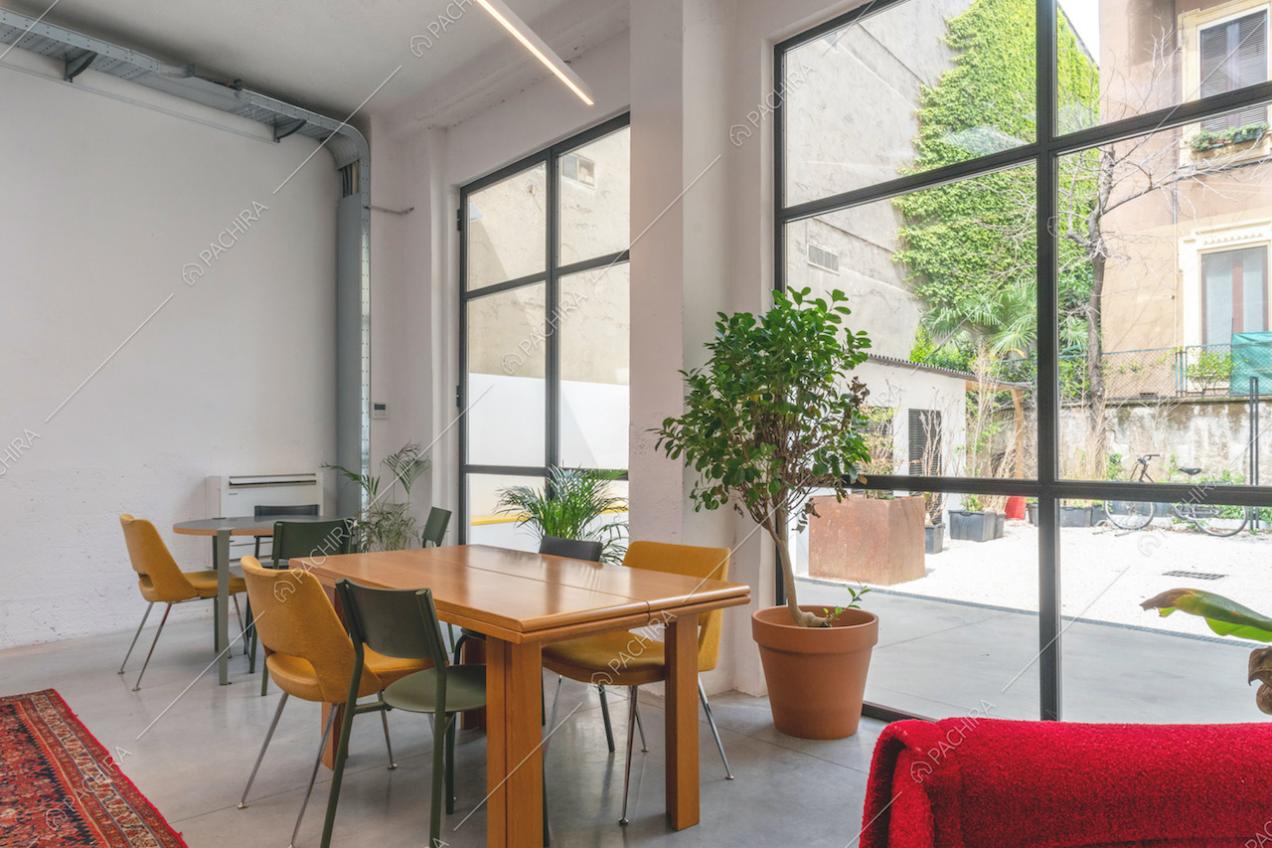 Ampie vetrate sulla terrazza della location