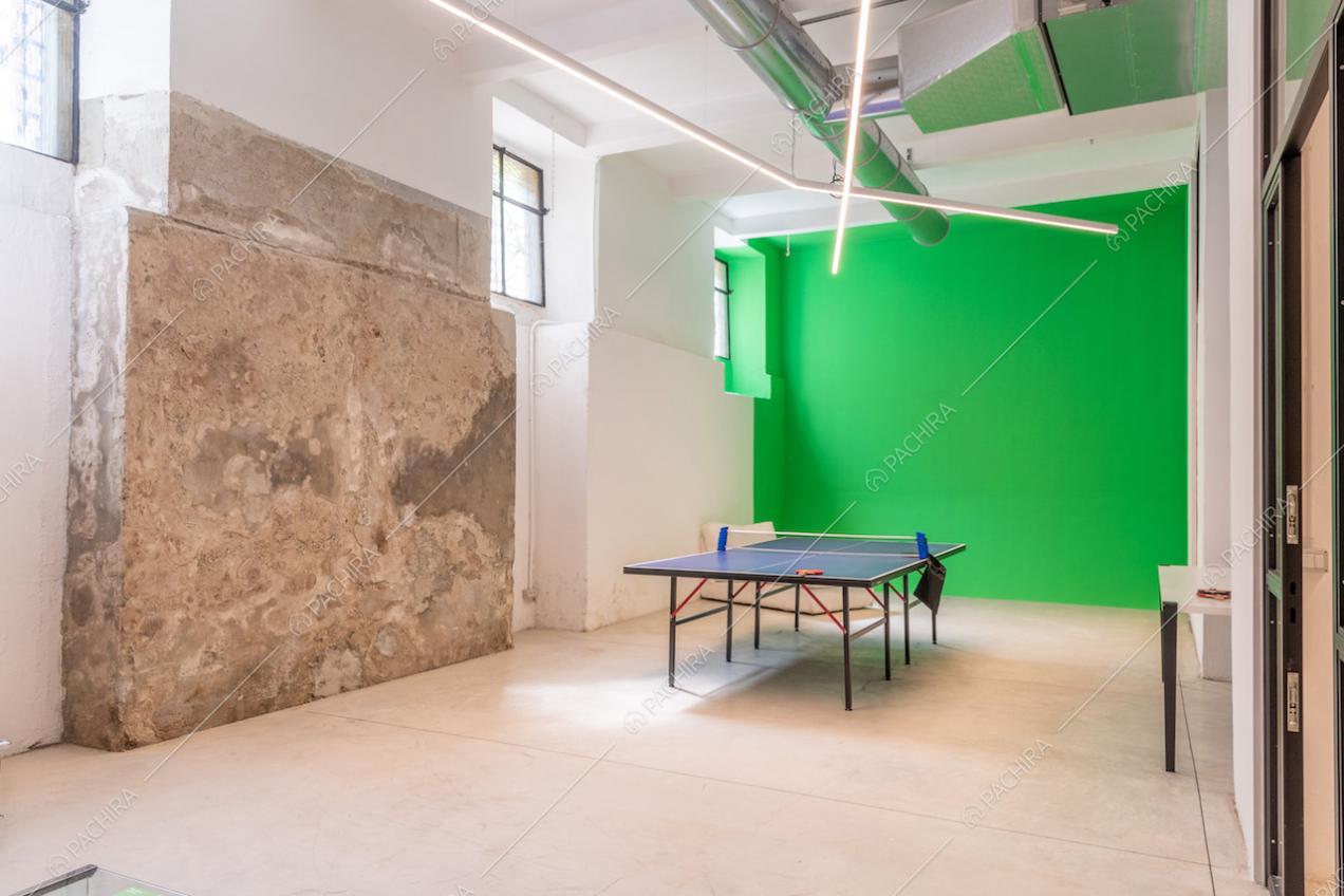 Sembrerebbe solo un tavolo da ping pong ma con quel green screen può essere molto di più!