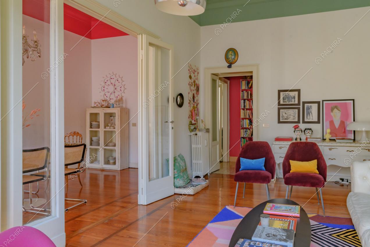 Una porta a vetri separa la sala da pranzo e il salotto