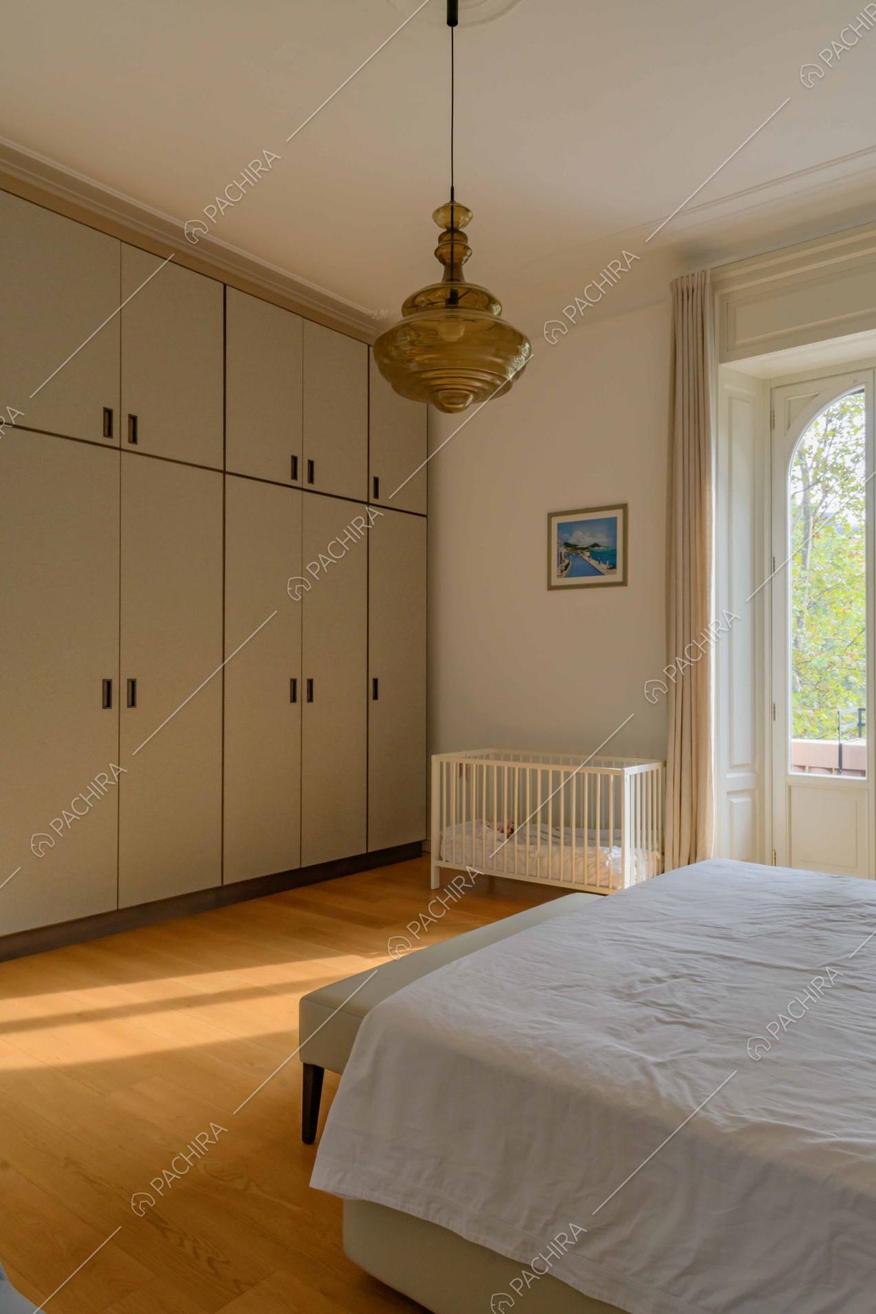 Armadio a muro nella camera da letto matrimoniale con pavimento in parquet