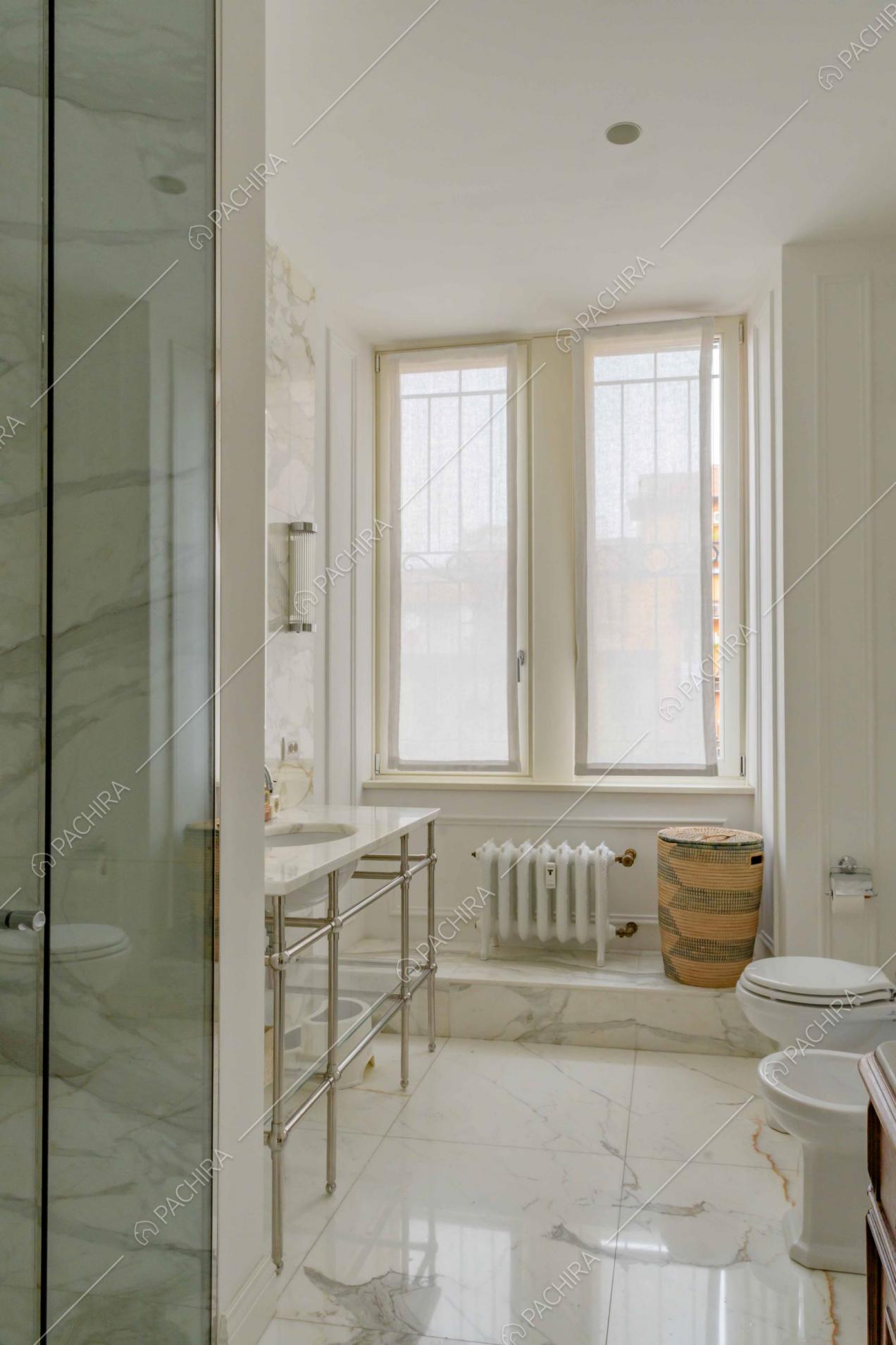 Box doccia e pavimento in marmo nel bagno privato della camera da letto matrimoniale