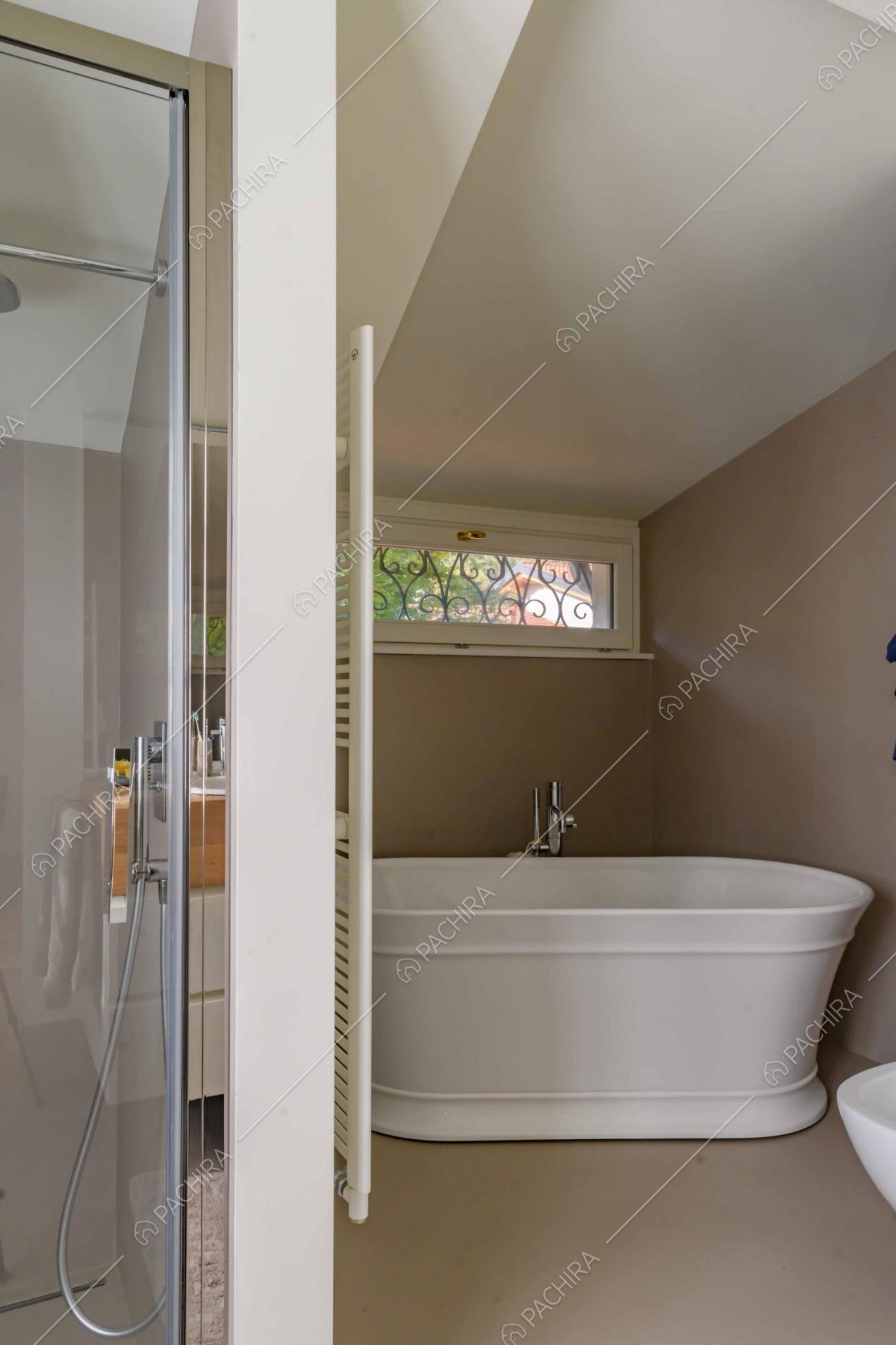 Bagno con pareti marroni, box doccia e vasca