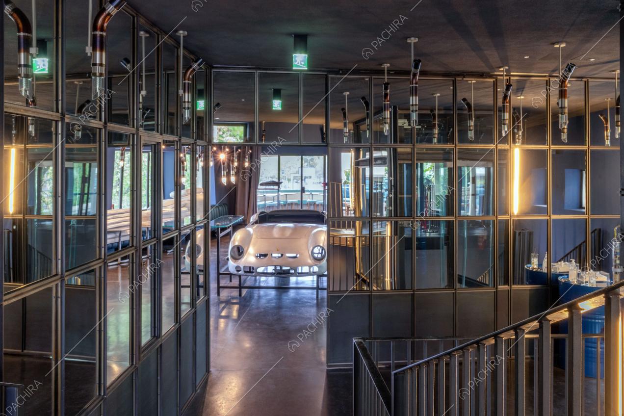 Vista sul telaio di un'automobile dal corridoio con vetrate in stile industriale