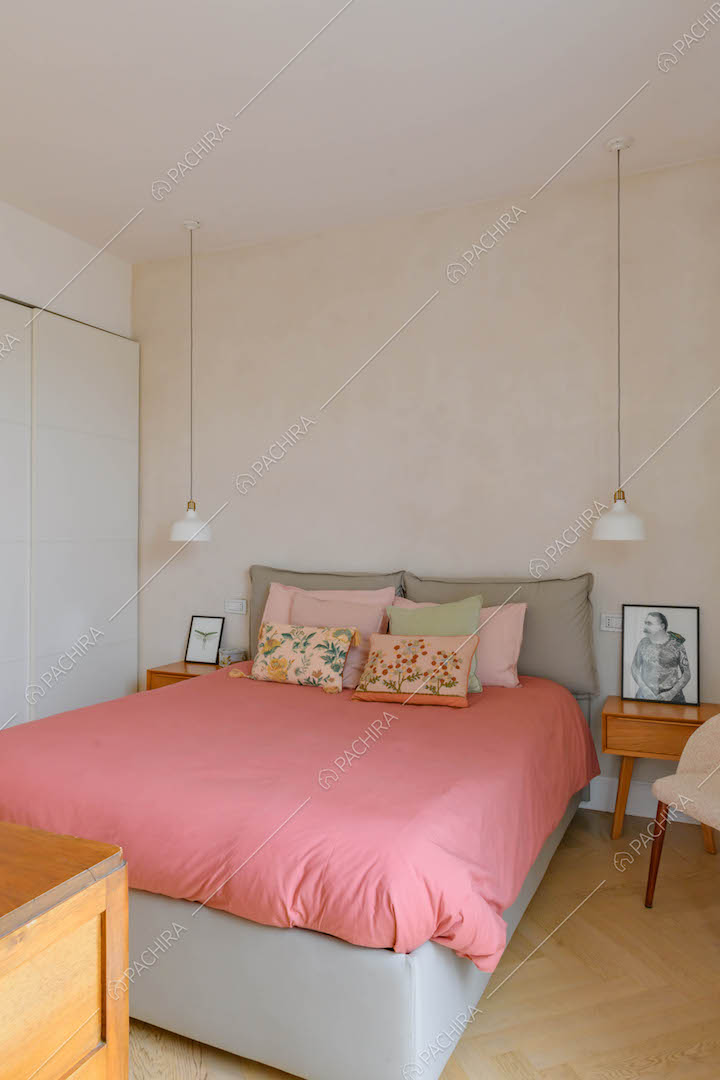 Camera da letto matrimoniale con pavimento in parquet a spina di pesce