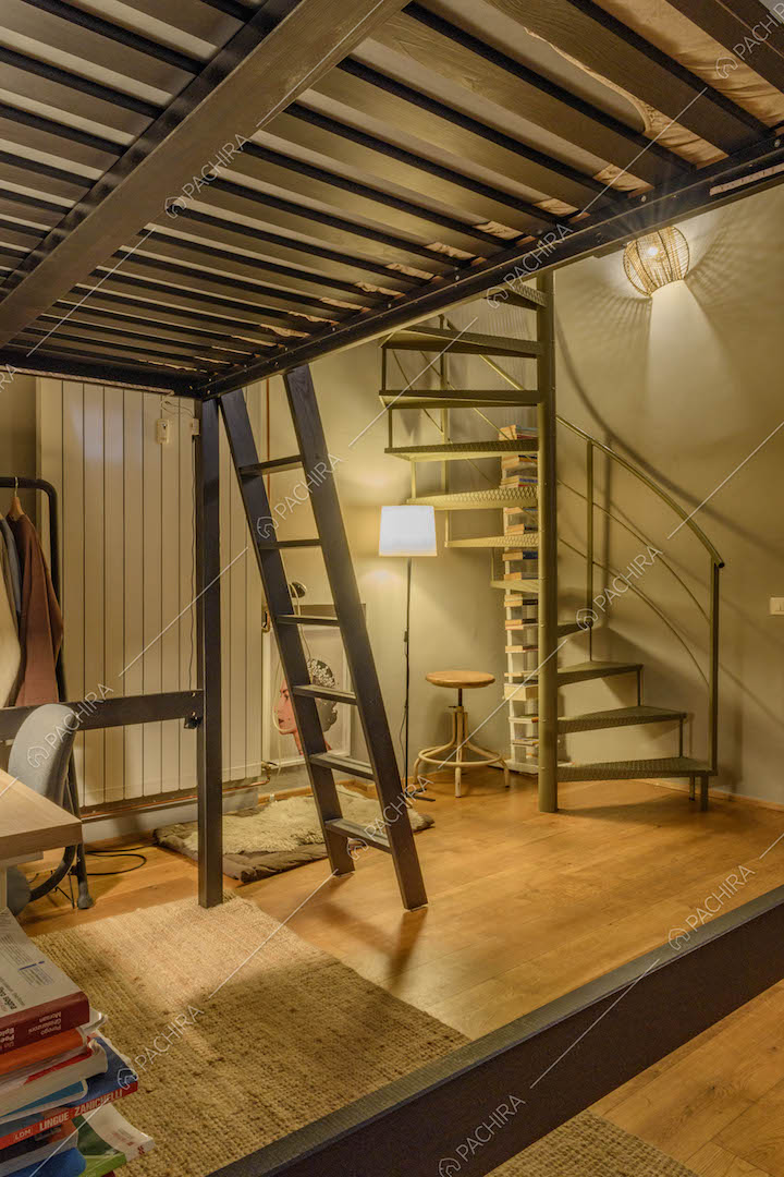 Camera con letto a soppalco, scala a chiocciola e pavimento in parquet