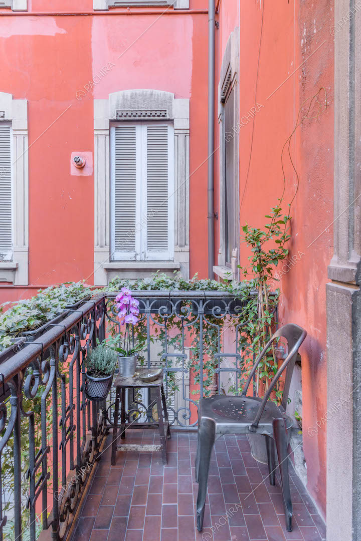 Balcone con vista sugli esterni rossi della location
