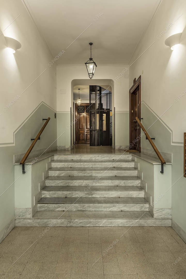 Ingresso del palazzo con scale in marmo