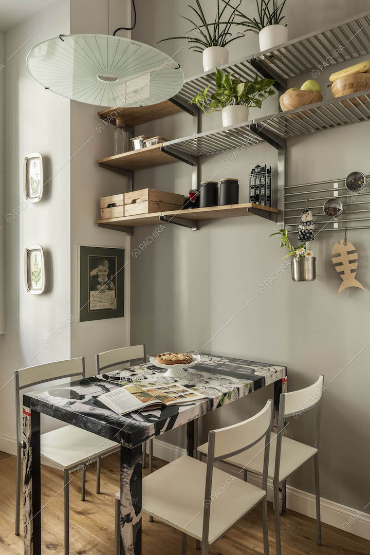 Tavolo da pranzo con stampa in bianco e nero e pavimento in parquet nella cucina