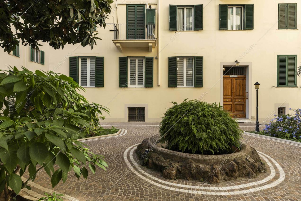 Cortile interno della location con pavimentazione in sampietrini