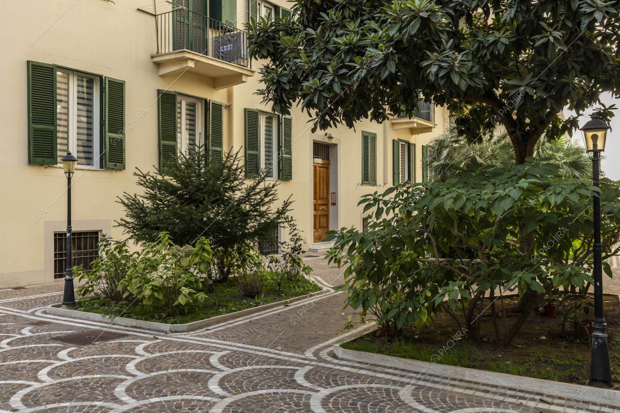 Aiuole e pavimentazione in sampietrini nel cortile della location