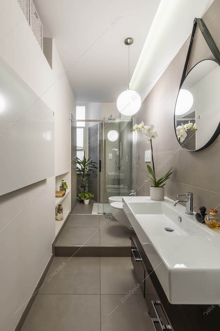 Lungo bagno con pavimento in piastrelle grigie e box doccia