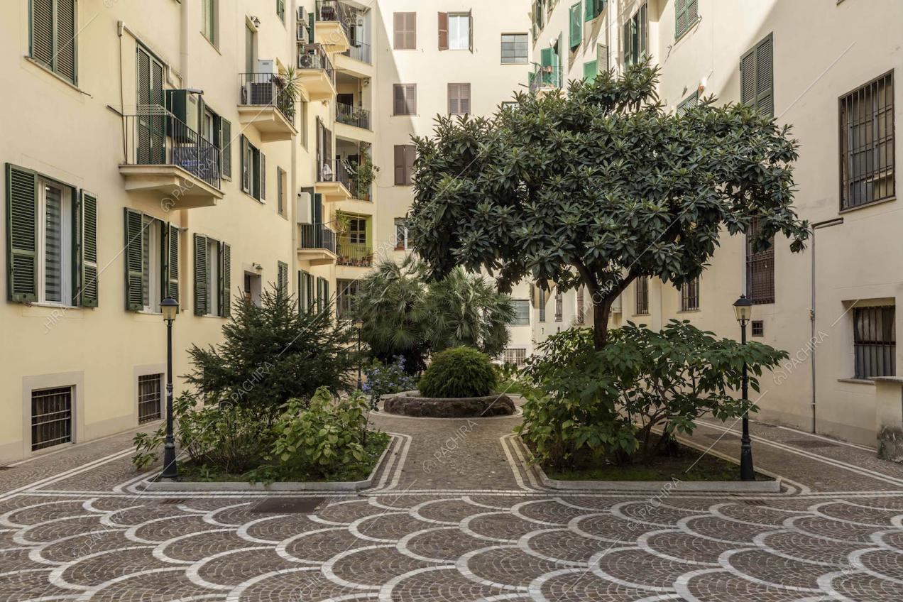 Pavimentazione in sampietrini e aiuole nel cortile della location