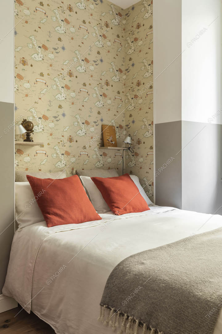 Carta da parati nella camera da letto matrimoniale con pareti bianche e grigie