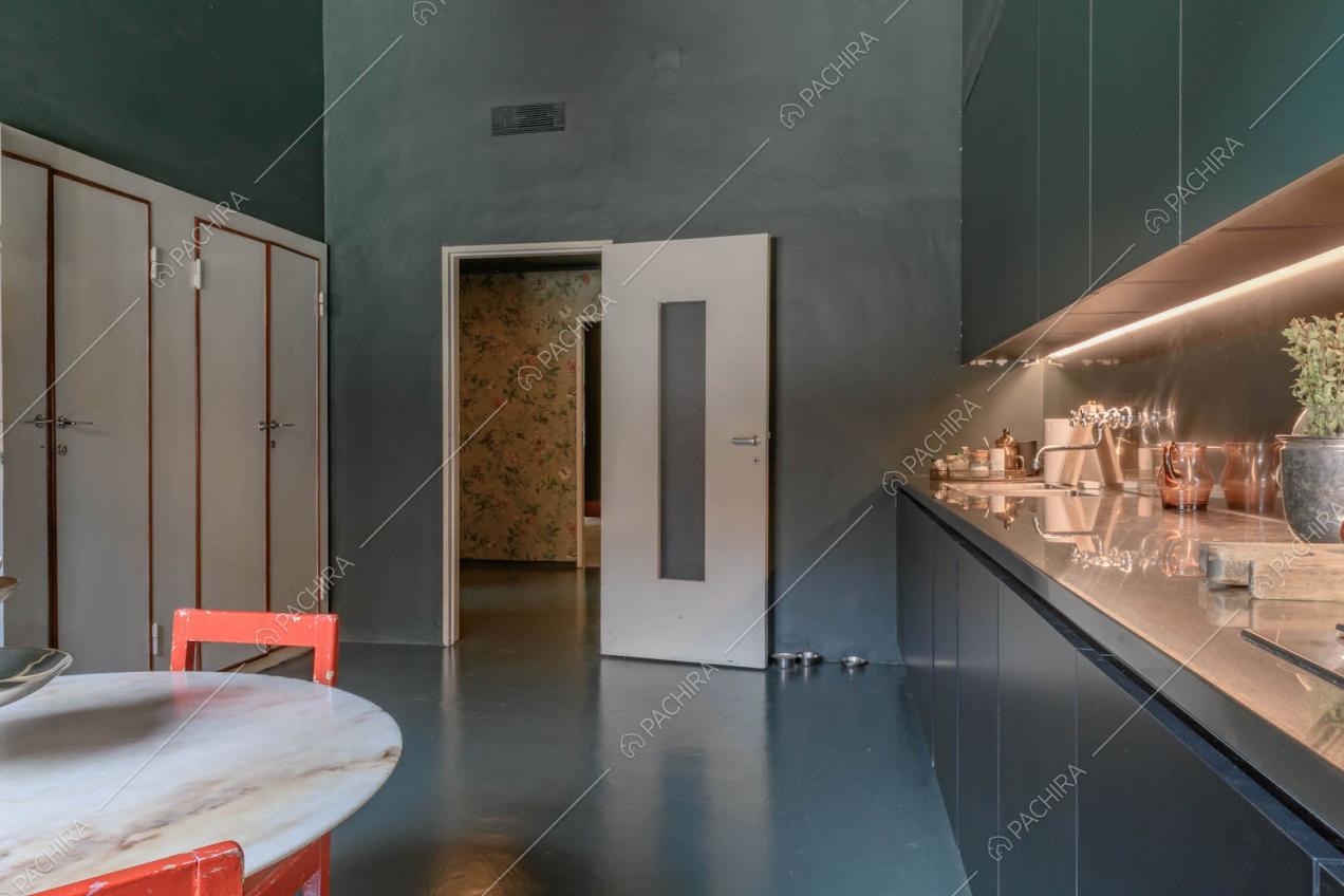 Cucina a parete con pavimento blu, tavolo da pranzo in marmo e fornelli a gas