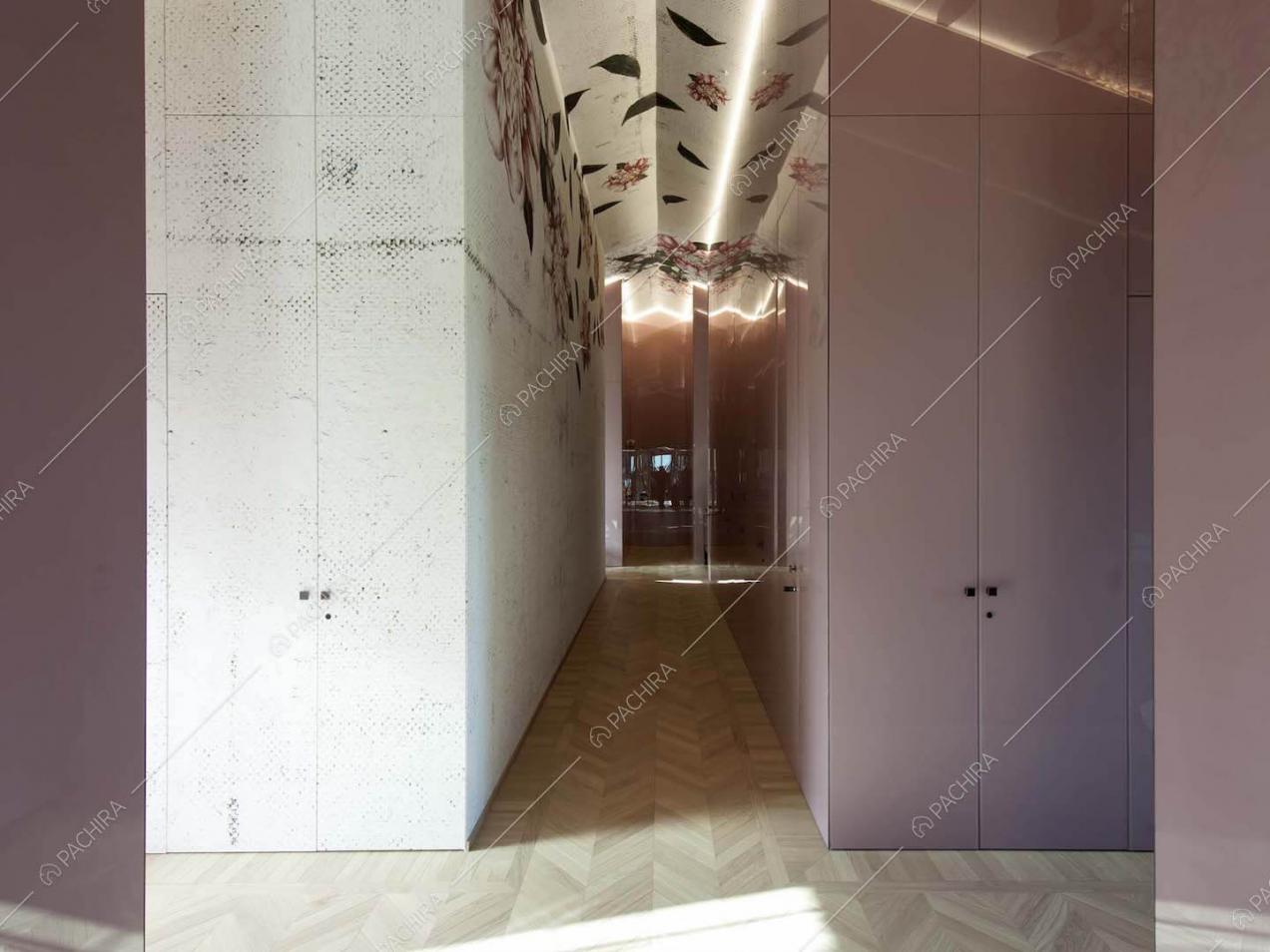 Corridoio con pavimento in parquet a spina di pesce, soffitto con carta da parati e armadi viola