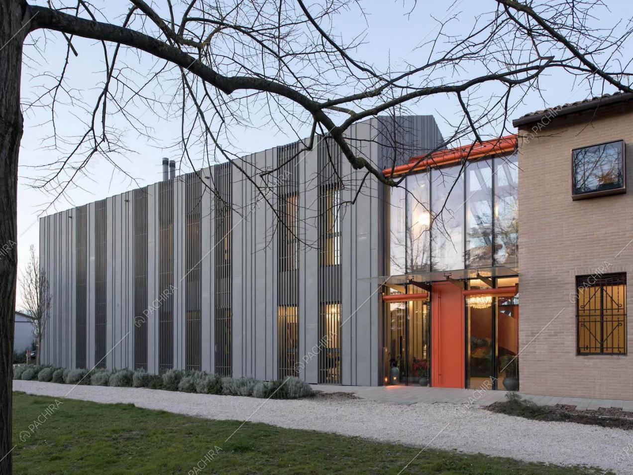 Esterni della villa in stile industriale e in stile rustico con mattoncini a vista