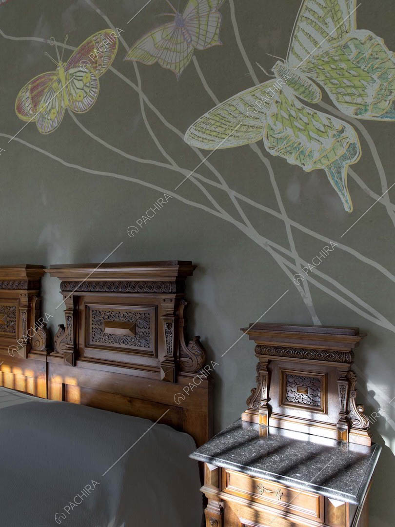 Camera da letto matrimoniale con testata in legno con boiserie e carta da parati