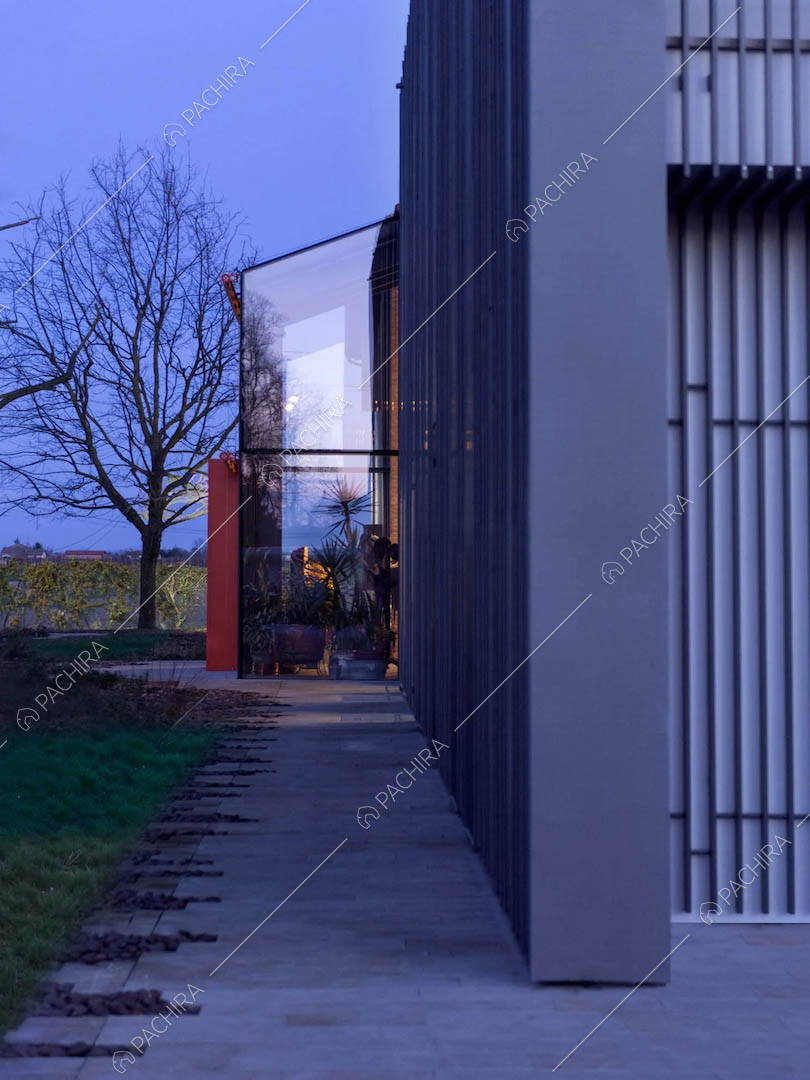 Veranda della villa con esterni in stile industriale