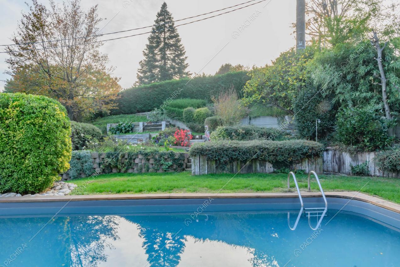 Piscina nel curato giardino della location