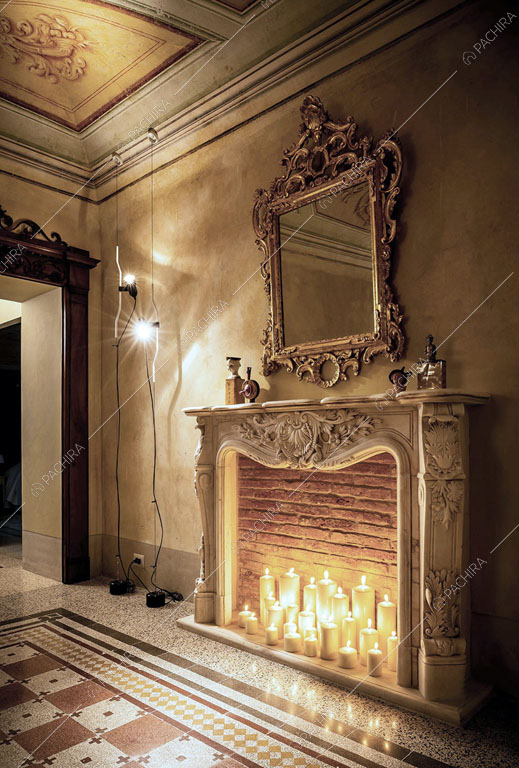 Camino con cornice in marmo intagliata, pavimento con fantasia geometrica e soffitto affrescato