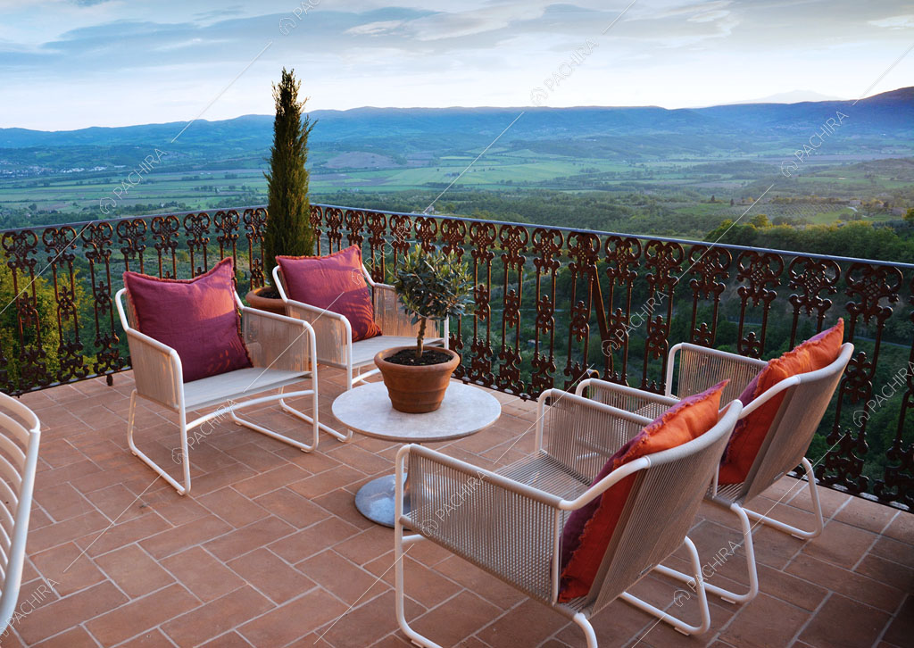Terrazza con sedie da esterni e vista sulle colline circostanti