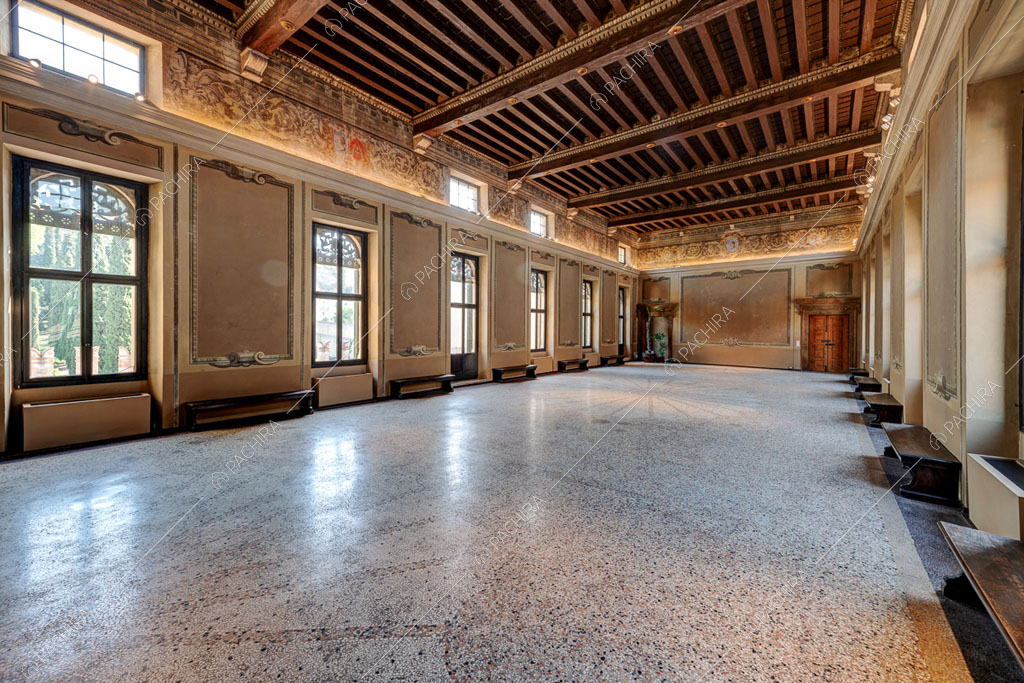 Luminoso salone con pavimento in graniglia, soffitto a cassettoni e pareti affrescate