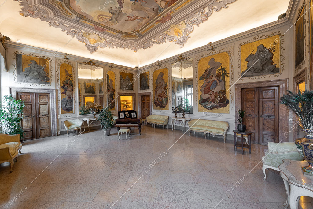 Grande salone luminoso con specchi sulle pareti