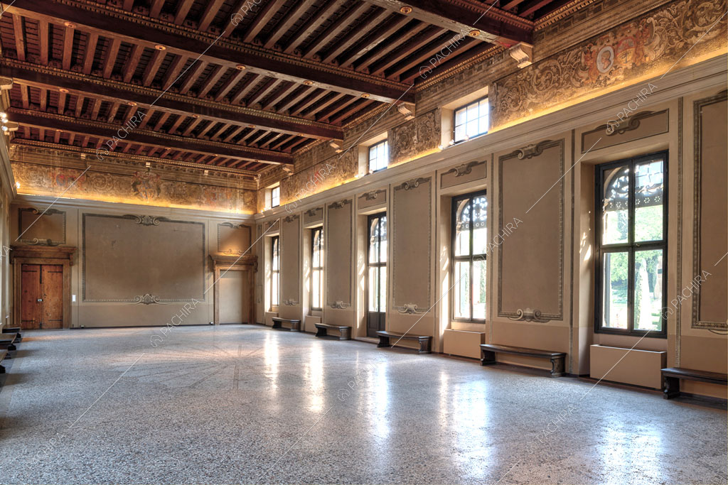 Grande salone con pareti affrescate, soffitto a cassettoni e vetrate