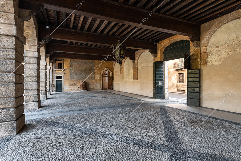 Soffitto a cassettoni nel porticato della location con archi in pietra