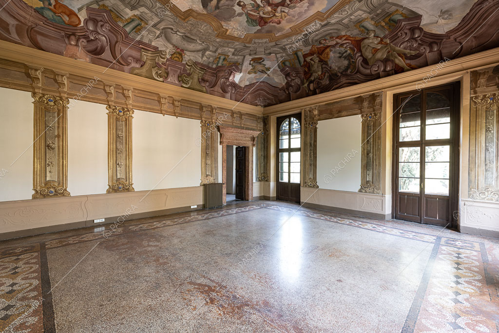 Ampio salone con pavimento in graniglia a mosaico e soffitto affrescato