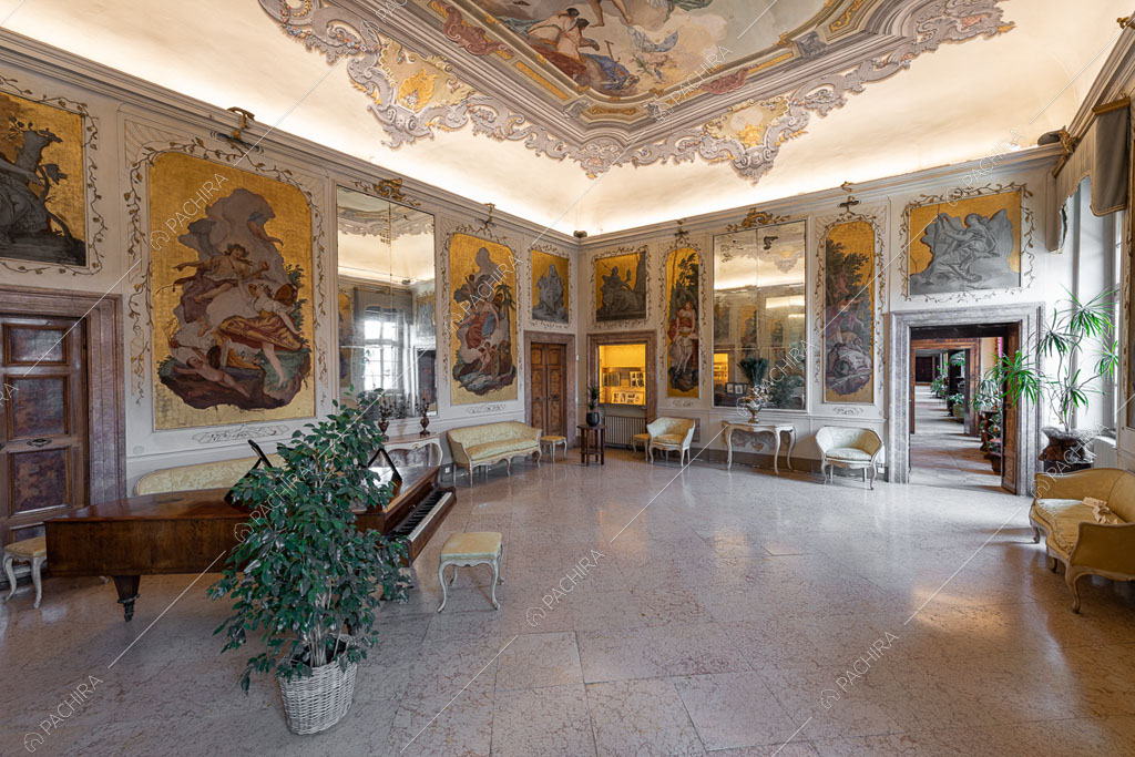 Pianoforte nel grande salone con pavimento in graniglia e vista sul corridoio