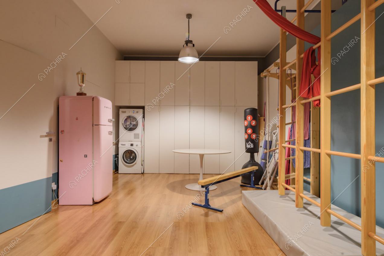 Stanza con armadio bianco a muro, quadro svedese e pavimento in parquet