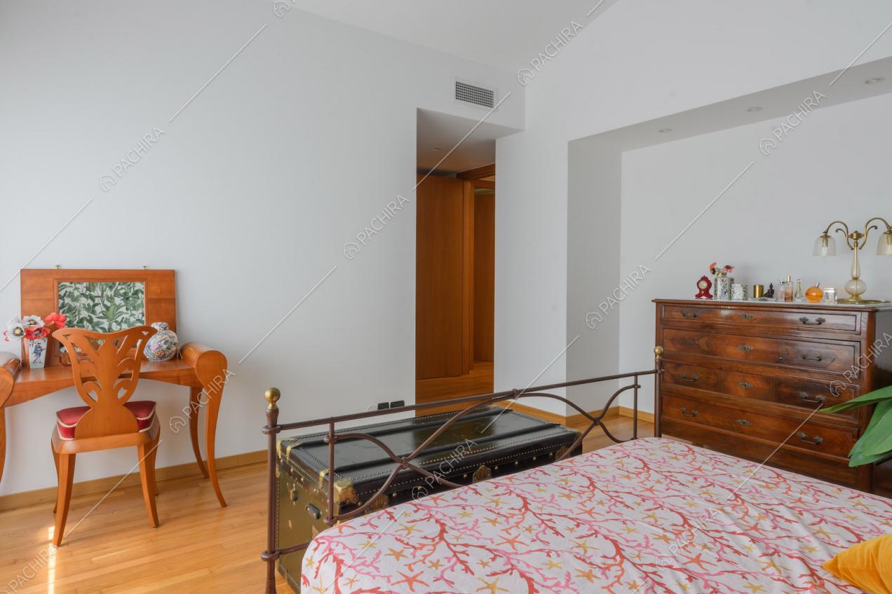 Scrivania in legno nella camera da letto matrimoniale con pavimento in parquet