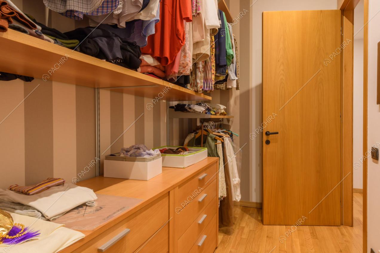 Cabina armadio con carta da parati a righe e pavimento in parquet