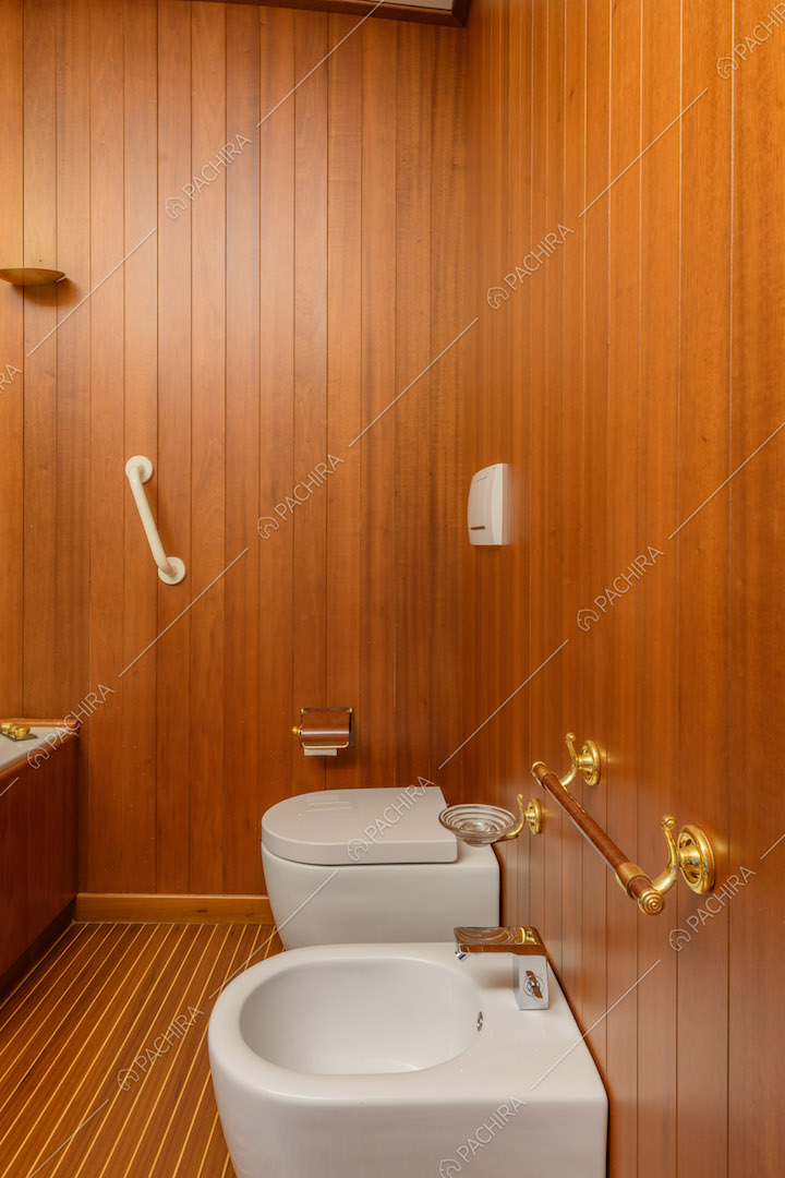 Pareti in legno e sanitari nel bagno della location