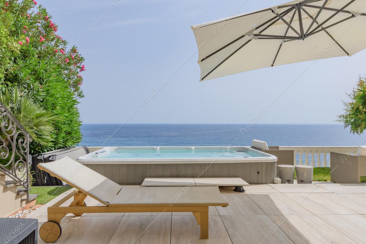 Dalla terrazza con vasca idromassaggio vista sul mare