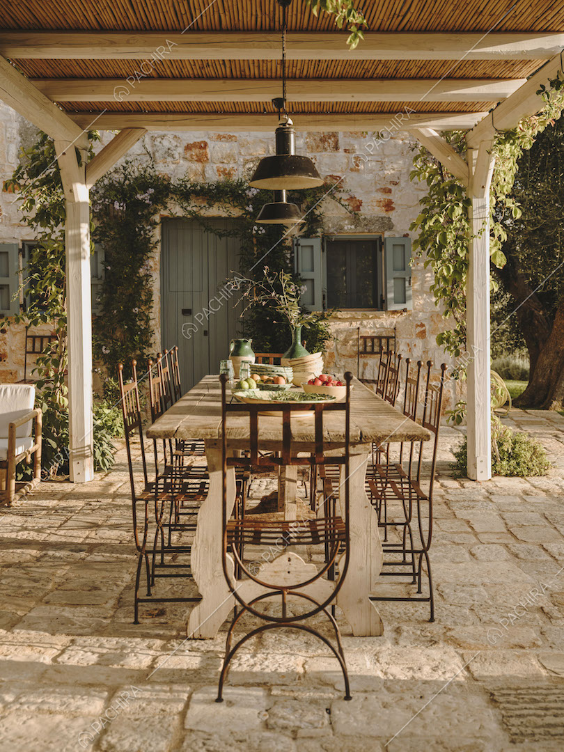 Tavolo da pranzo in legno sotto al patio dalla struttura bianca