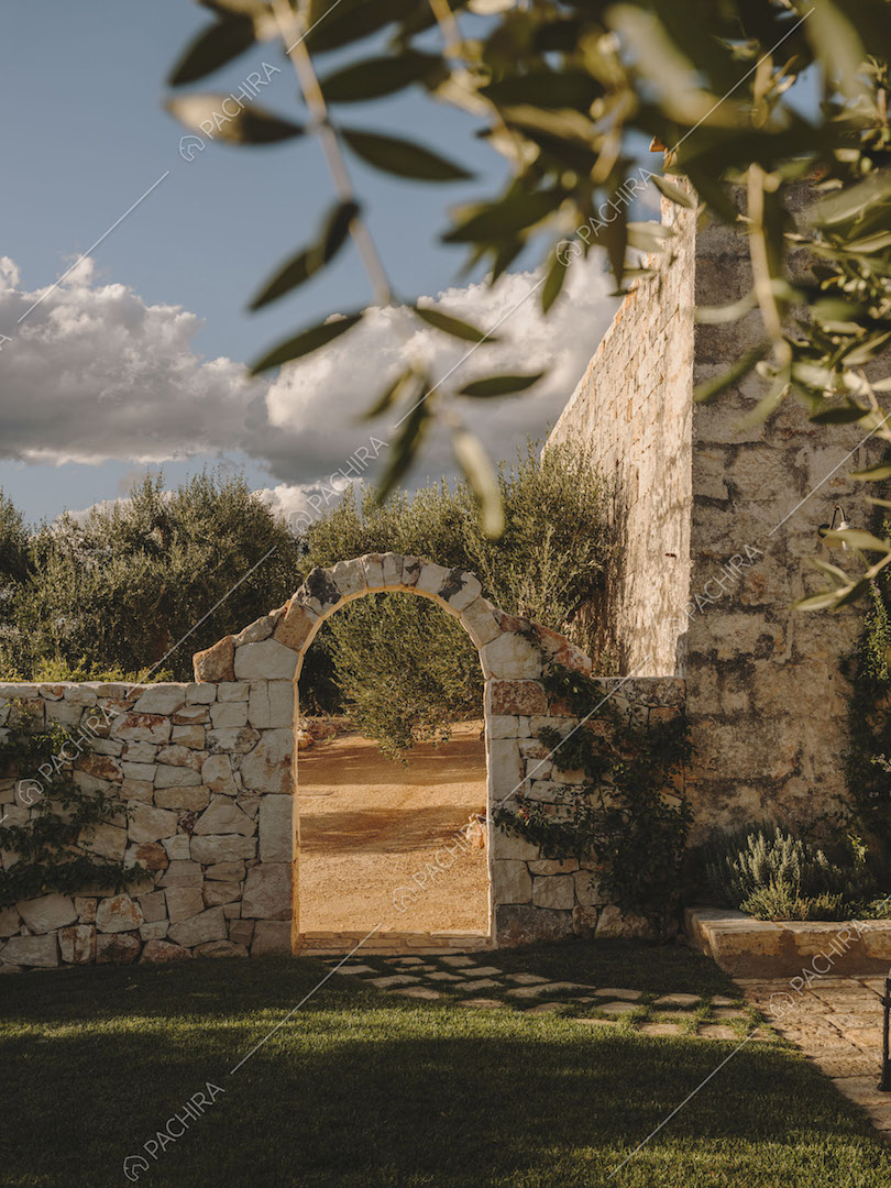 Arco in pietra nel cortile che porta all'oliveto